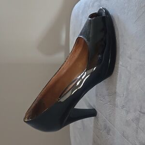Clark's 9.5M Black Patent Open Toe Pump